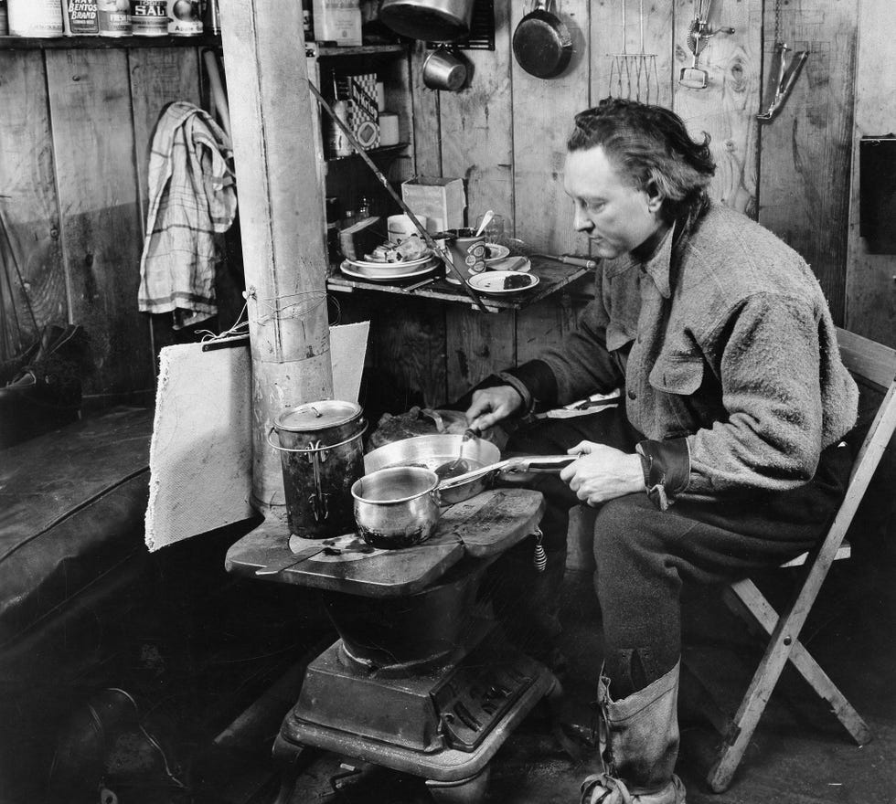 Als schoolvoorbeeld van iemand die in opperste isolatie weet te overleven bereidt admiraal Richard Byrd een maaltijd op de Vooruitgeschoven Post zijn afgelegen hut op het Rossijsplateau waar hij de bitterkoude winter van 1934 overleefde Mijn tafelmanieren zijn afzichtelijk schreef hij in zijn dagboek Ik meen me te herinneren bij Epicurus gelezen te hebben dat een man die alleen is het leven van een wolf leidt
