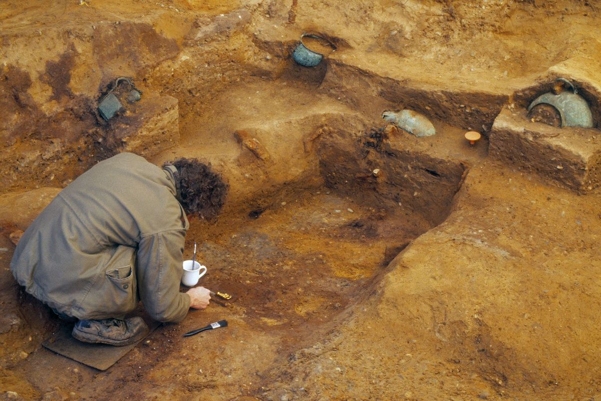 Een archeoloog doet in 2003 opgravingen in de grafkamer die werd ontdekt bij graafwerkzaamheden voor de verbreding van een weg bij Prittlewell Essex in GrootBrittanni