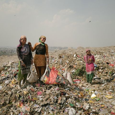 Vrouwen zoeken op de vuilstortplaats van Ghazipur in Delhi naar metaal dat ze kunnen verkopen aan recyclingbedrijfjes Op sommige dagen kunnen ze duizend roepie verdienen zon vijftien dollar