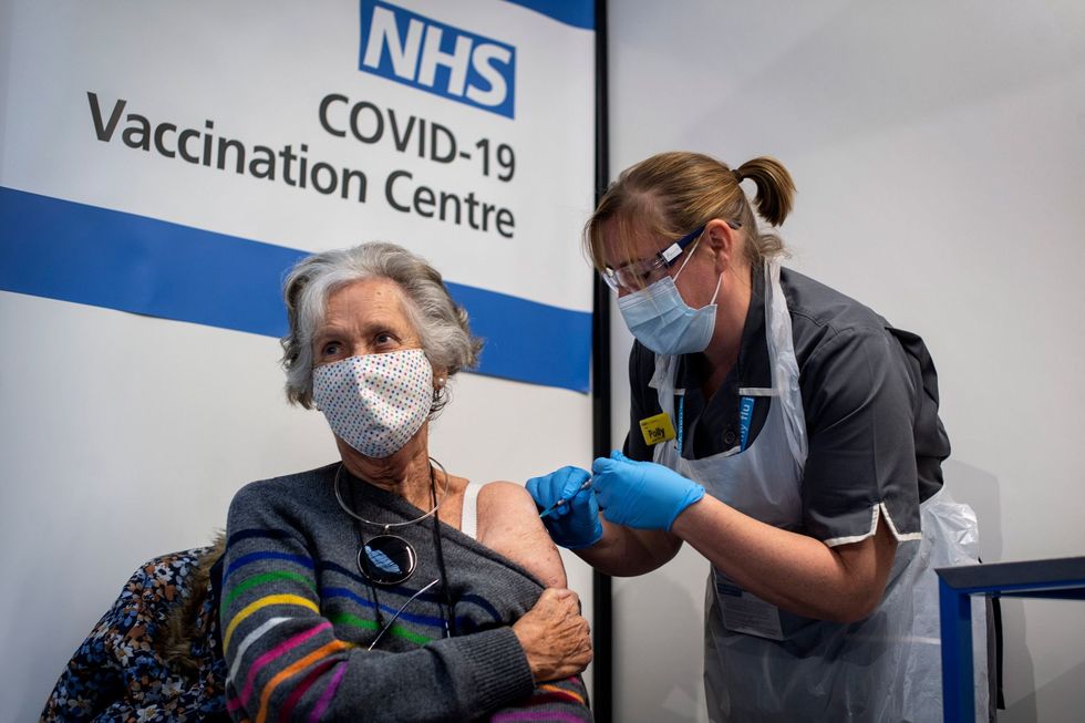 Op dinsdag 8 december 2020 krijgt de 85jarige Doreen Brown in het Guys Hospital in Londen de eerste van twee inentingen met het COVID19vaccin van PfizerBioNTech De Britse autoriteiten waren de eersten die begonnen met een toediening van een uitgebreid getest en door onafhankelijke instanties beoordeeld coronavaccin aan de bevolking Het was de start van een wereldwijde immunisatieprogramma dat zich naar verwachting steeds verder uitbreidt naarmate er meer vaccins worden goedgekeurd