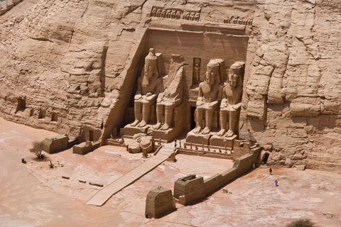 De kolossale 3200 jaar oude tempel van Ramses II werd op last van deze farao uit een rotswand gehouwen De zittende figuren van Ramses II zijn ruim 21 meter hoog