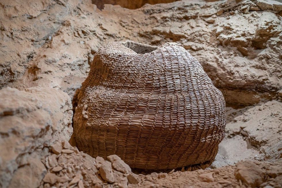 Deze 10500 jaar oude mand werd leeg maar geheel intact gevonden Toekomstig onderzoek kan misschien duidelijk maken wat er ooit in de mand met een inhoud van circa honderd liter werd bewaard