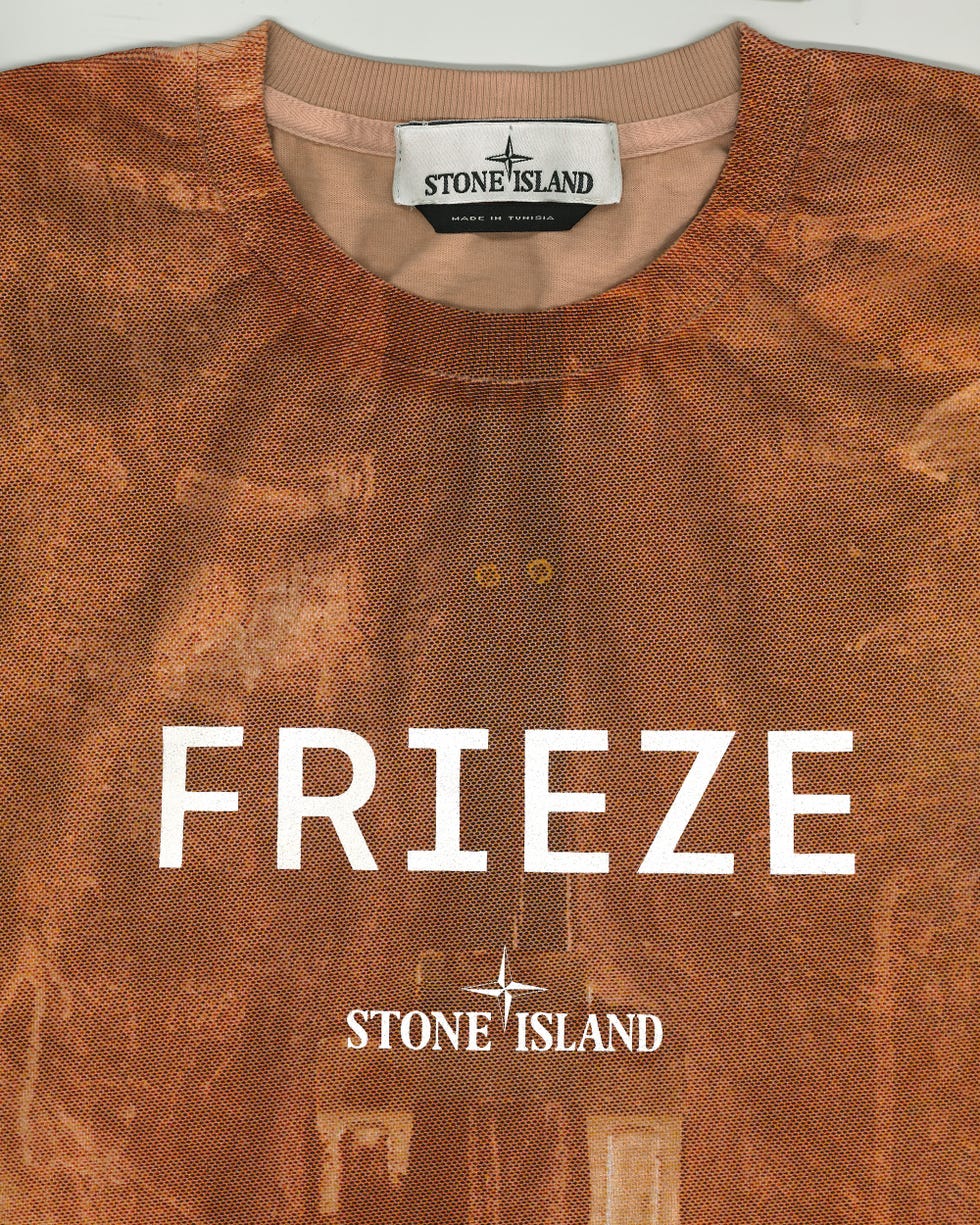 uma das camisas que karmali e stone island criaram para a frieze new york