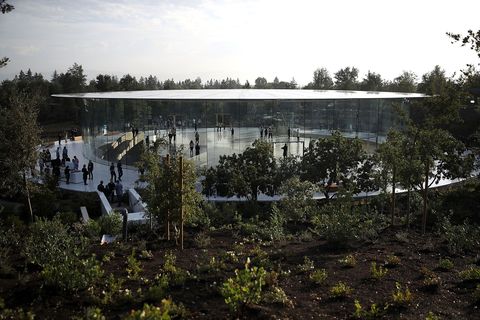Langverwachte aankondigingen worden gedaan in het duizend zitplaatsen tellende Steve Jobs Theater onderdeel van de 71 hectare grote campus van Apple in het Californische Cupertino dat vorig jaar werd geopend Op de campus met de naam Apple Park groeien achtduizend bomen