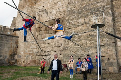 Leerlingen van de circusschool van Ogni demonstreren hun uitmuntende talent tijdens het cultuurfestival van Dagestan in 2017 in de oude kuststad Derbent