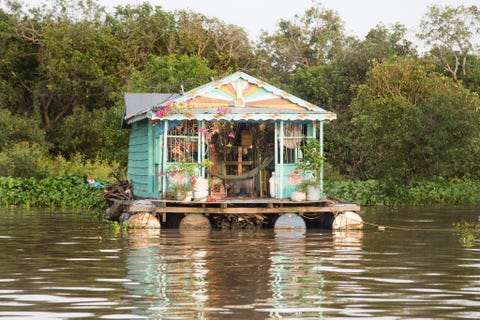 Een drijvend huis in Kompong Khleang een dorp in Cambodja