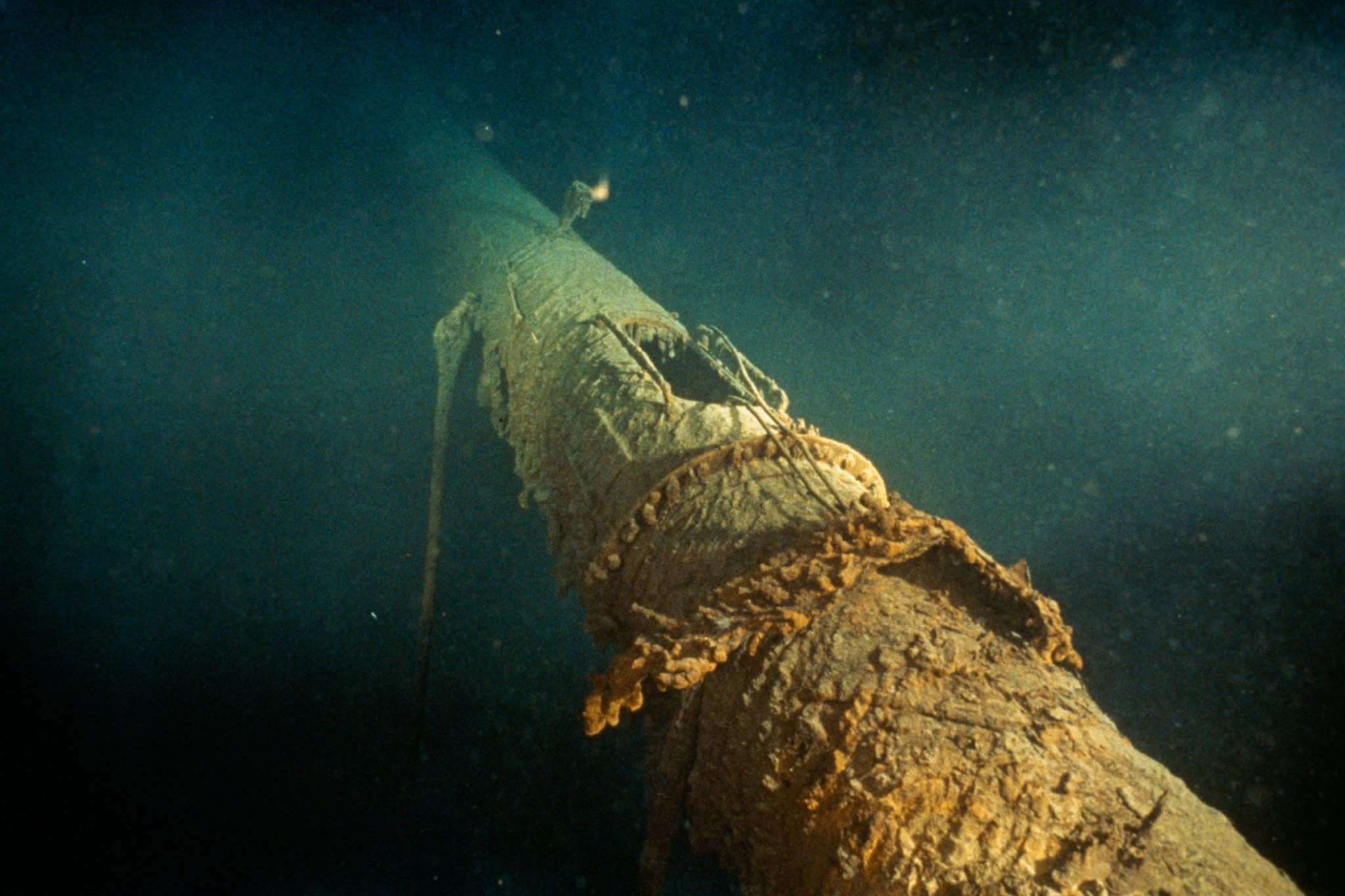 Op de omgevallen grote mast van de Titanic is nog de locatie van het kraaiennest te zien dat nu is verdwenen