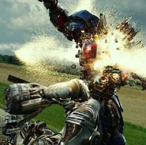 Un Optimus Prime frappé des étincelles avec une blessure dans une scène de Transformers Age of Extinction