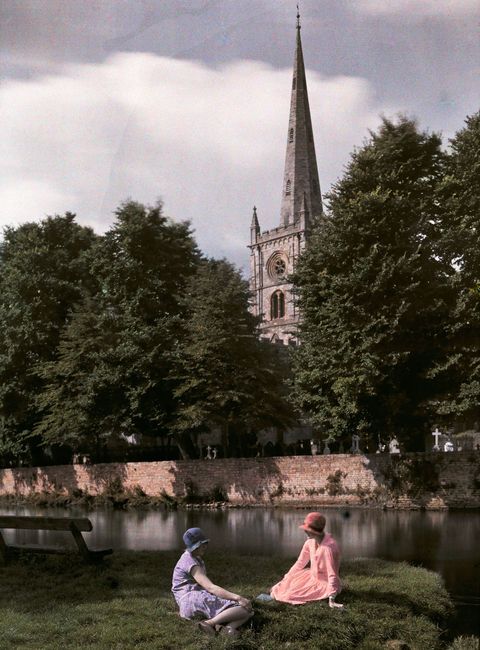 Vrouwen zitten aan de rivier de Avon in Stratford Engeland