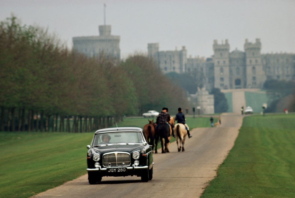 269169 Rond 1979 rijdt koningin Elizabeth II op een zondag naar de kerk Hoewel ze geen rijbewijs had hield de koningin ervan om zelf te rijden en bleef dat zelfs na haar gezondheidsproblemen in november 2021 doen In de Tweede Wereldoorlog had zij als lid van de Womens Auxiliary Territorial Service in 1945 leren autorijden en had een opleiding als automecanicien gevolgd Ze was het eerste vrouwelijke lid van de Britse koninklijke familie die in het leger diende