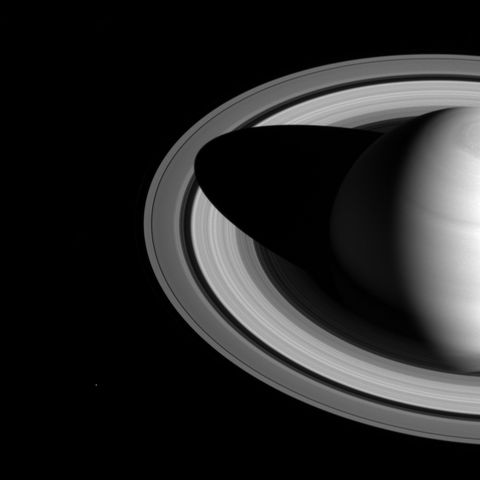 In deze opname van Cassini werpt Saturnus een lange schaduw over zijn ringenstelsel