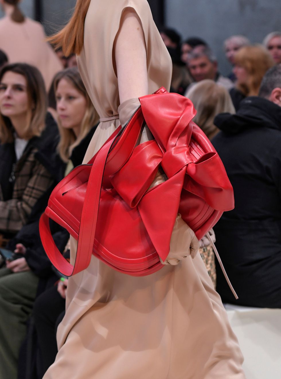 【巴黎時裝週】Valentino 2020 秋冬大秀推出巨大蝴蝶結包款。