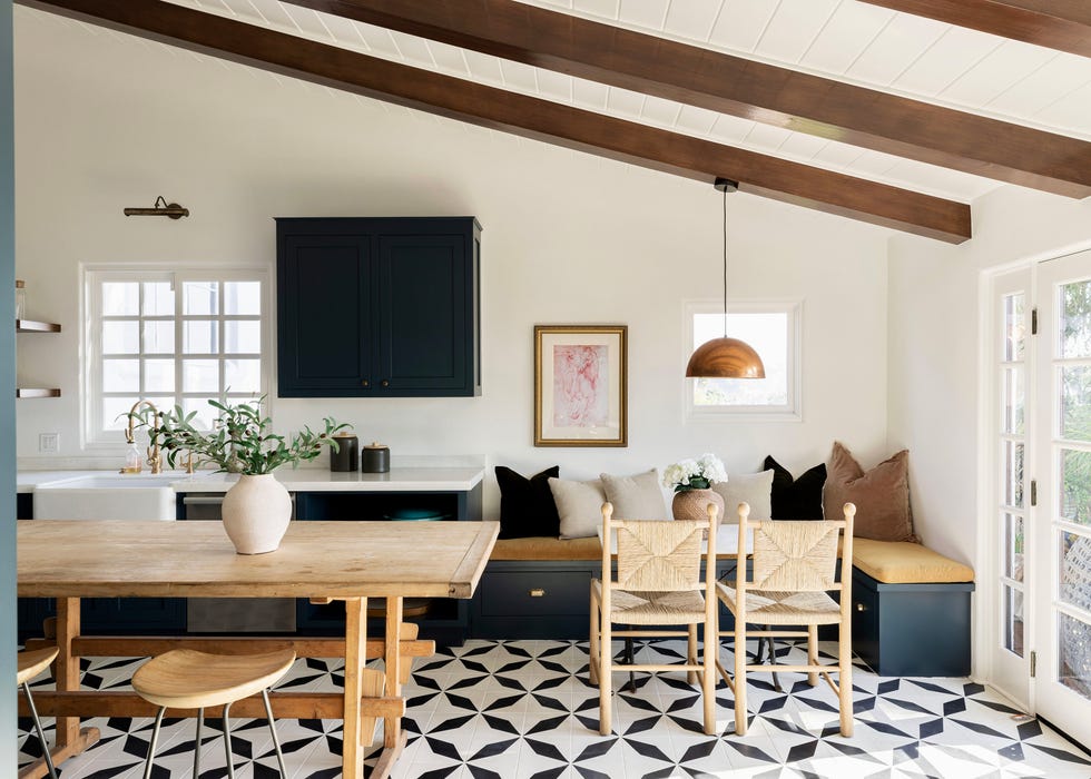 casa histórica con colores neutros: cocina con comedor