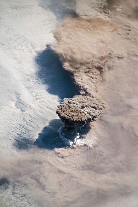 Op de ochtend van 22 juni namen astronauten aan boord van het International Space Station deze foto van Raikoke een afgelegen vulkaan op de Koerileneilanden in de noordelijke Stille Oceaan Bij de uitbarsting werden stof en gas hoog de atmosfeer in geblazen waardoor dit verbluffende tafereel ontstond