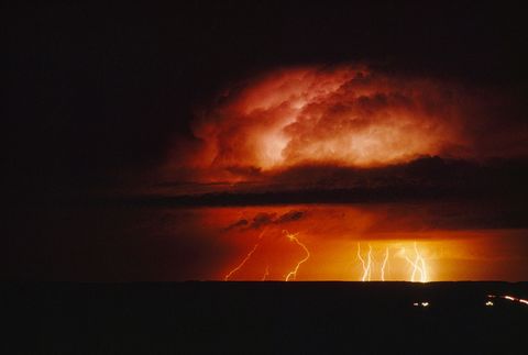 De hemel staat op zwaar onweer terwijl zich in het holst van de nacht een storm vormt Met zon duizend tornados per jaar zijn de VS een belangrijke hotspot voor onweersbuien en de daaruit voortkomende wervelstormen