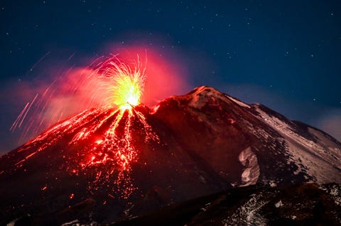 https://www.nationalgeographic.com/content/dam/science/2019/09/23/earth_action/04_eruption_gettyimages-1074605646.jpg De Etna op Sicili is de grootste actieve vulkaan van Europa en haalt geregeld de krantenkoppen vanwege zijn indrukwekkende uitbarstingen van het uitstoten van gesmolten rotsen tot ringvormige aswolken De Etna hier op een foto uit december 2018 is een van de vulkanen ter wereld die het langst worden bestudeerd eerste vermeldingen van geregelde uitbarstingen gaan terug tot 1500 v Chr De vulkaan glijdt ook langzaam de Ionische Zee in waardoor experts vrezen dat stukken van de berg kunnen instorten en megatsunamis langs naburige mediterrane kusten kunnen veroorzaken