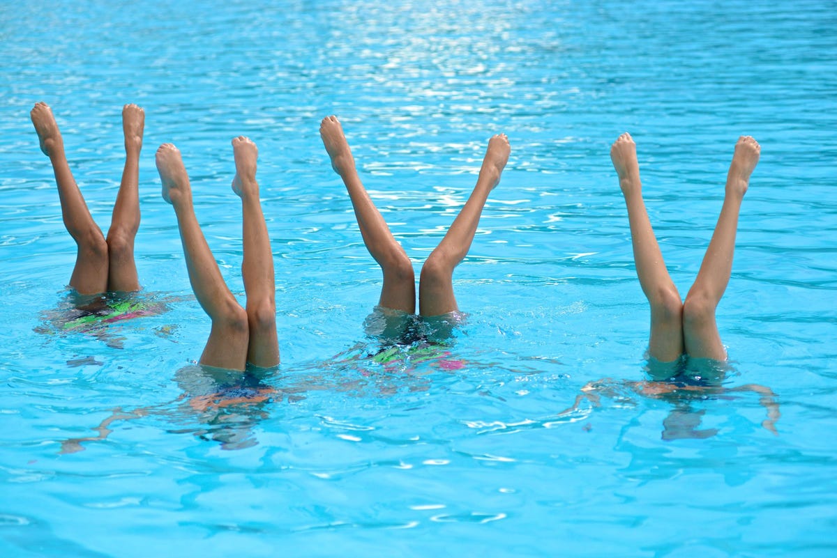 Synchroonzwemmende tieners in Medellin Colombia