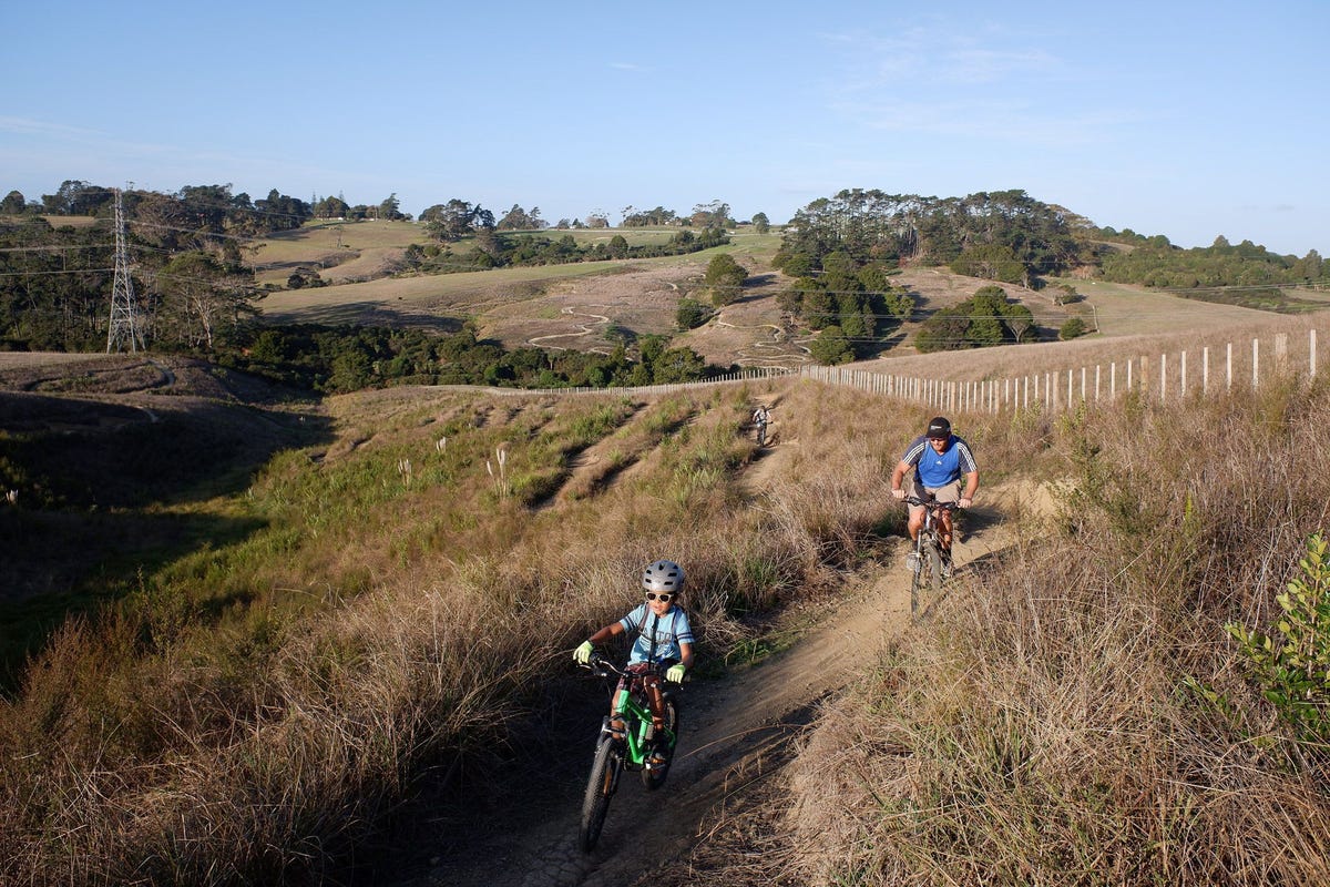 Fietsers gaan op pad in het Totara Park in South Auckland in NieuwZeeland nadat de regering de coronabeperkingen op 28 april versoepelde
