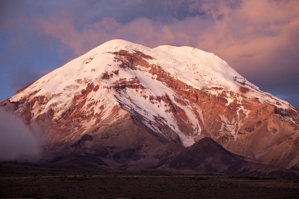 De Chimborazo een slapende vulkaan in het Andesgebergte is met een hoogte van 6310 meter boven zeeniveau de hoogste berg van Ecuador Maar door zijn ligging op de evenaar en omdat de aarde aan de evenaar enigszins uitstulpt is deze berg niet alleen de plek op aarde die het dichtst bij de zon komt maar ook de hoogste piek ter wereld ten opzichte van de kern van de aarde de afstand tussen de top van de Everest en de aardkern is ruim twee kilometer korter
