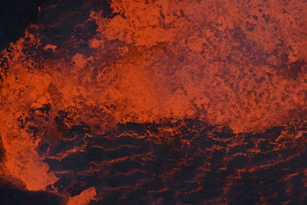 Kolkende lava in een van de meren van Ambrym vr de uitbarsting in 2018 Lavameren kunnen een soort venster zijn naar de diepte waarin aanwijzingen te vinden zijn voor wat er diep onder het aardoppervlak gebeurt