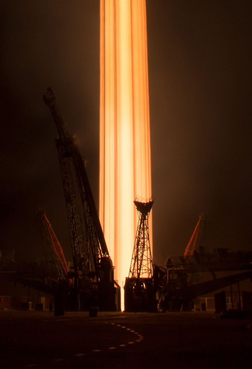 Een foto die met een lange sluitertijd is genomen toont de lancering van de Sojoezraket