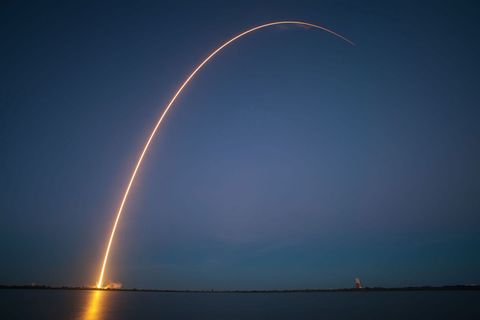 Het is niet eenvoudig om een nuttige lading in een geosynchrone baan te brengen Daarvoor moet een draagraket zo hoog komen en zo hard gaan dat een losgelaten satelliet op een vast punt rond de aarde blijft draaien ten opzichte van het aardoppervlak Op 3 december 2013 lukte dit met een Falcon 9 Heavy van SpaceX waardoor dit bedrijf het eerste was dat een satelliet in een geosynchrone baan bracht