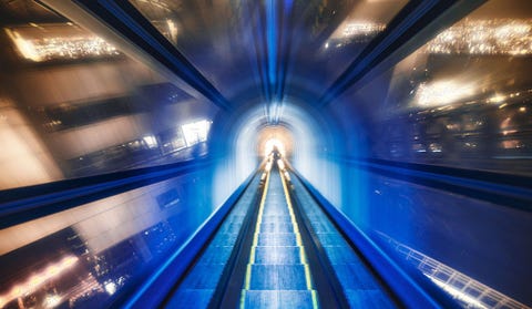 Zwevende roltrap Een doorzichtige tunnel verbindt twee wolkenkrabbers van het Umeda Sky Building in Osaka Japan De vage en wat onvaste kwaliteit van de compositie van Haitong Yu is futuristisch maar gaf Corcoran ook een algeheel gevoel van ongemak