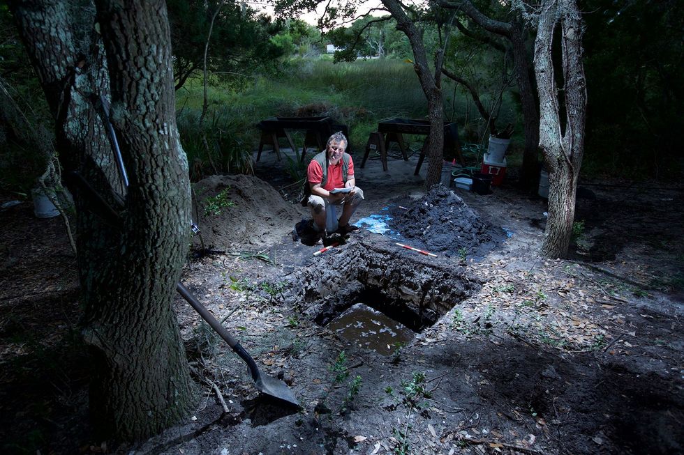 Archeoloog Mark Horton leidde onlangs een opgraving op de vindplaats Cape Creek op het eiland Hatteras Hij meent dat veel Europese artefacten die daar zijn ontdekt in verband staan met de verdwenen kolonie
