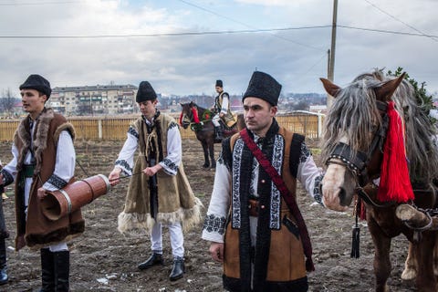 Net als bij de New Yorkse traditie gaan de dorpelingen van huis tot huis in Krasnoilsk om kerstliedjes te zingen en muziek te maken Op 13 januari is het oudejaarsavond op de Juliaanse kalender