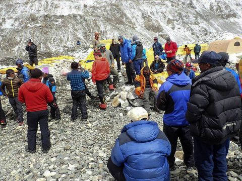 Een lawine die werd veroorzaakt door de Nepalese aardbeving trof een gedeelte van het Mount Everest Base Camp op het moment dat men zich daar opmaakte voor het klimseizoen van 2015 Bij de lawine kwamen 24 mensen om het leven en het kamp moest met helikopters worden ontruimd
