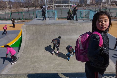 Leider Kim Jongun roept iedereen op om weer sportief te worden Een van de meest populaire manieren om te trainen onder NoordKoreanen is skaten Op deze foto genieten skaters van een park dat speciaal hiervoor gebouwd is