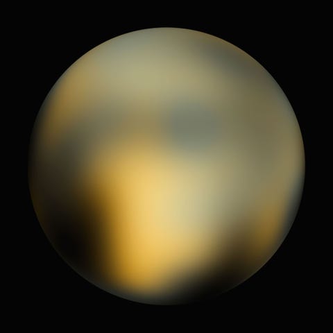 In 2010 kwam uit analyses van Hubbleopnamen een wereld van oranje witte en zwarte vlekken naar voren In het centrum was een helderwitte vlakte te zien wat voor de NASA aanleiding was om de New Horizonsmissie aan te passen en dit gebied  in de vorm van een hart  nader te bekijken