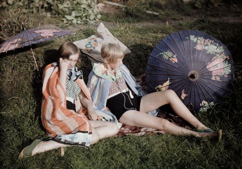 Meisjes ontspannen in de zon in hun badpakken en omslagdoeken in het Engeland van 1929
