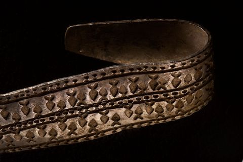 Een deels platgedrukte zilveren armring kan door een Vikingaanvoerder zijn gebruikt als beloning voor trouwe volgelingen