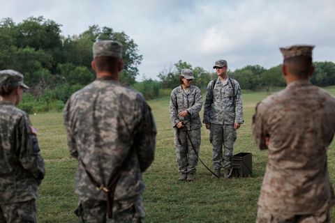 Kadetten die worden opgeleid tot militaire hondentrainers oefenen met afgedankte munitieblikken voordat ze een echte hond aan de lijn mogen houden