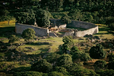 Deze stad in het zuidoosten van Zimbabwe die tussen de elfde en vijftiende eeuw werd gebouwd telde ooit 18000 inwoners en was de residentie van de Zimbabwaanse vorsten Door de welig tierende vegetatie en het gebrekkige beheer is het voortbestaan van de plek onzeker