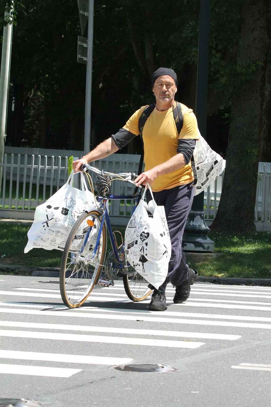 Bicycle, Vehicle, Yellow, Snapshot, Mode of transport, Fashion, Leg, Pedestrian, Street fashion, Road, 