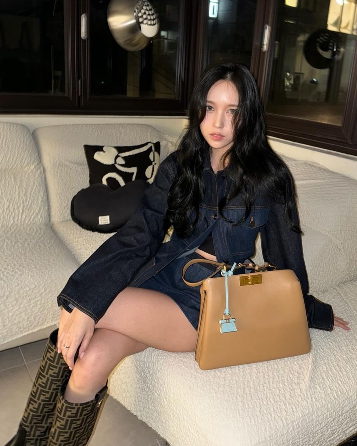 TWICEミナの美脚をいかした着こなし、おしゃれ私服＆衣装30