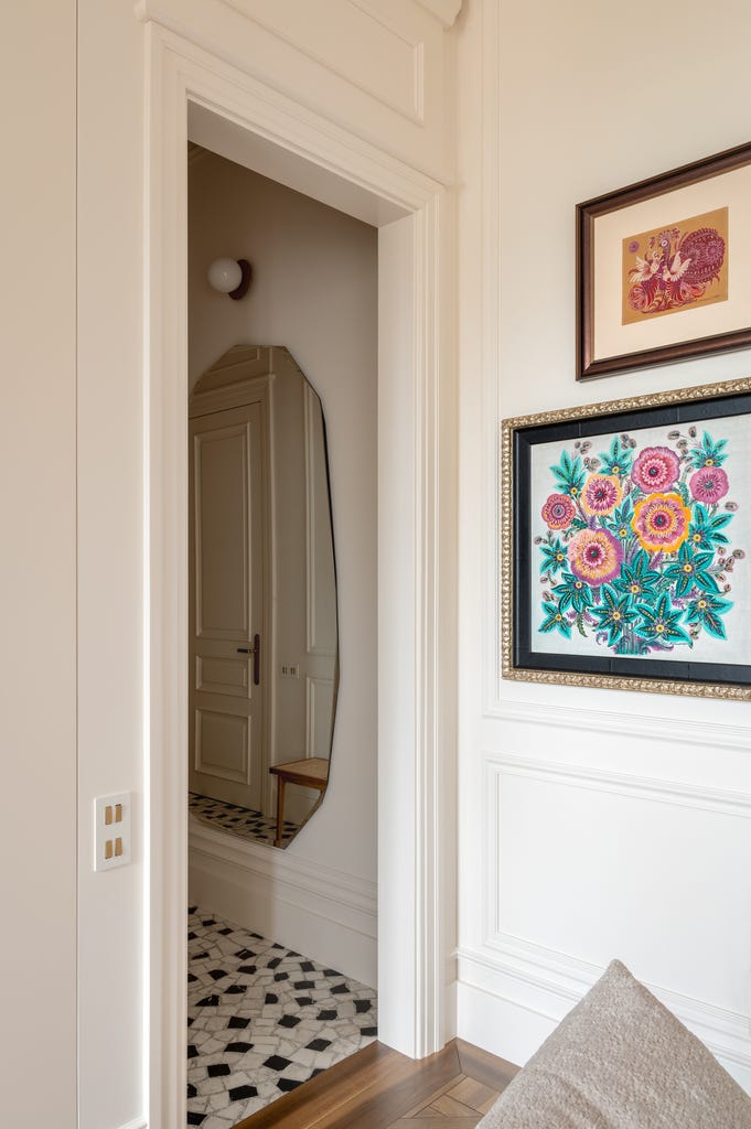 un apartamento de techos altos que combina historia, diseno, arte y funcionalidad
