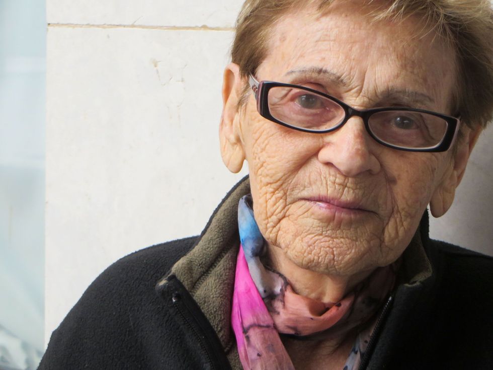 Deze foto van Edith Grosman in het Slovaakse stadje Poprad toont haar toen ze 92 was De foto werd genomen op 24 maart 2017 de vooravond van de 75e verjaardag van het eerste transport van Joden naar Auschwitz