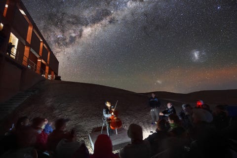 In space no one can hear you scream aldus de beroemde quote uit de film Alien maar misschien is de befaamde cellist YoYo Ma wel te horen Op 1 mei bracht Ma een bezoek aan de Paranal sterrenwacht van de Europese Zuidelijke Sterrenwacht voor een concert onder de helder oplichtende Melkweg