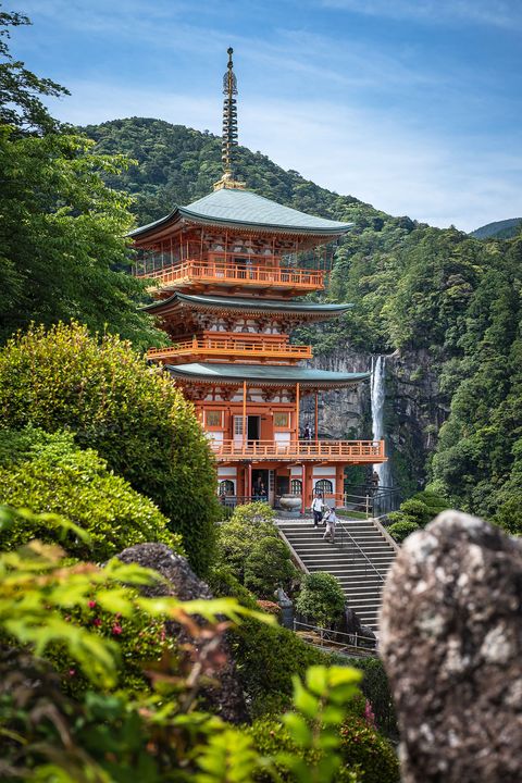 NACHI JAPAN  De Kumano Nachi Taisha een drie etages tellende pagode vormt het eindpunt van Japans beroemde Kumano Kodo een van slechts twee oude pelgrimsroutes die door de UNESCO zijn erkend De pagode staat te midden van oeroude bergbossen en naast de hoogste enkelvoudige waterval van Japan