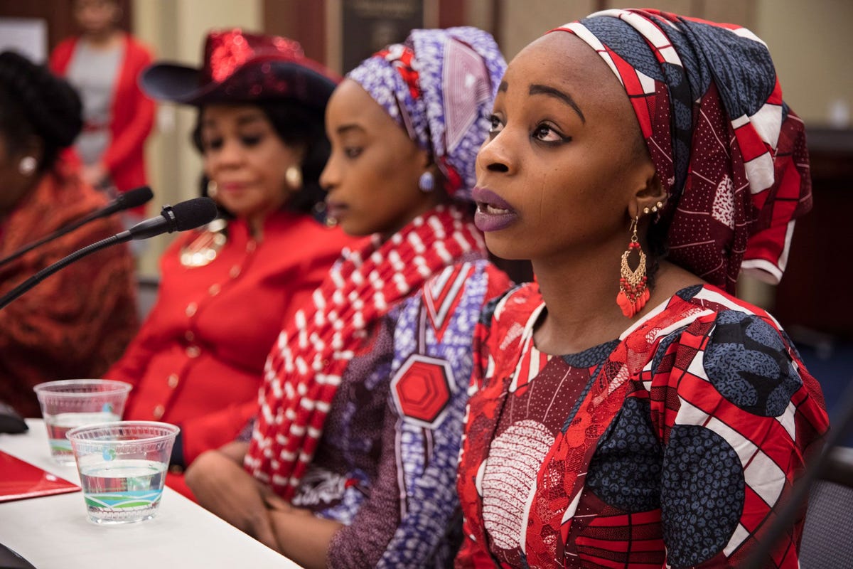 Hauwa doet haar verhaal voor zeventien leden van het Amerikaanse Huis van Afgevaardigden een bijeenkomst die werd georganiseerd door afgevaardigde Frederica Wilson uit Florida De meisjes waren dankbaar dat ze hun ervaringen met de parlementarirs konden delen Thuis besteedt niemand aandacht aan onze verhalen zegt Hauwa