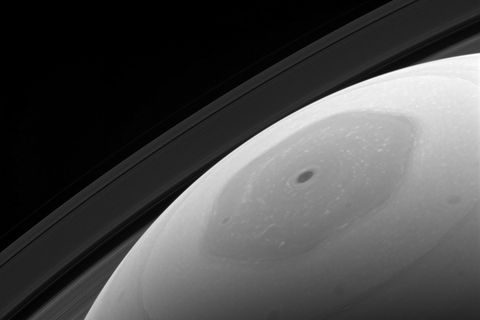 Een van de meest raadselachtige fenomenen op Saturnus is de zeskantige jetstream rond zijn noordpool te zien in deze opname van Cassini