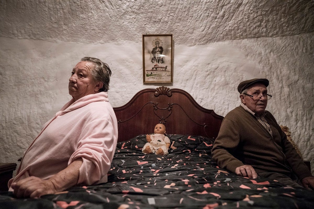 Piedad Mezco en Antonio Ortiz wonen al hun hele leven in de grotten van Guadix Ze zijn beiden in een grot geboren en groeiden op in deze heuvels In het verleden werkte Antonio op een boerderij terwijl Piedad houten stoelen maakte