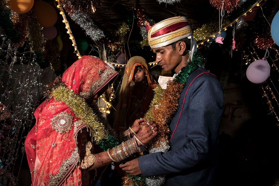 Muskaan en Raju hangen elkaar slingers om tijdens de bruiloft Meisjes uit de regio Shravasti trouwen vaak lang voor de officile minimumleeftijd van 18