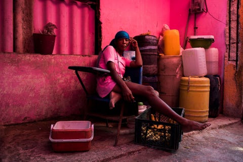 Lucero 29 woont in Barrio el Bolsillo Ze is een van de beste stylisten van het eiland Ze spendeert het grootste deel van haar vrije tijd met het helpen van andere meisjes bij het kappen en vlechten van hun haar