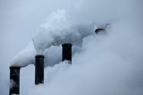 Een kolencentrale blaast rook de atmosfeer in