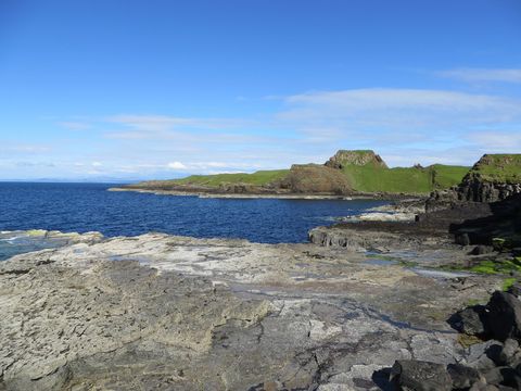Rubha nam Brathairean Broederspunt is een populaire wandelbestemming op het Isle of Skye Op meerdere getijdenplateaus aan de naburige kust zijn dinosaurirsporen gevonden