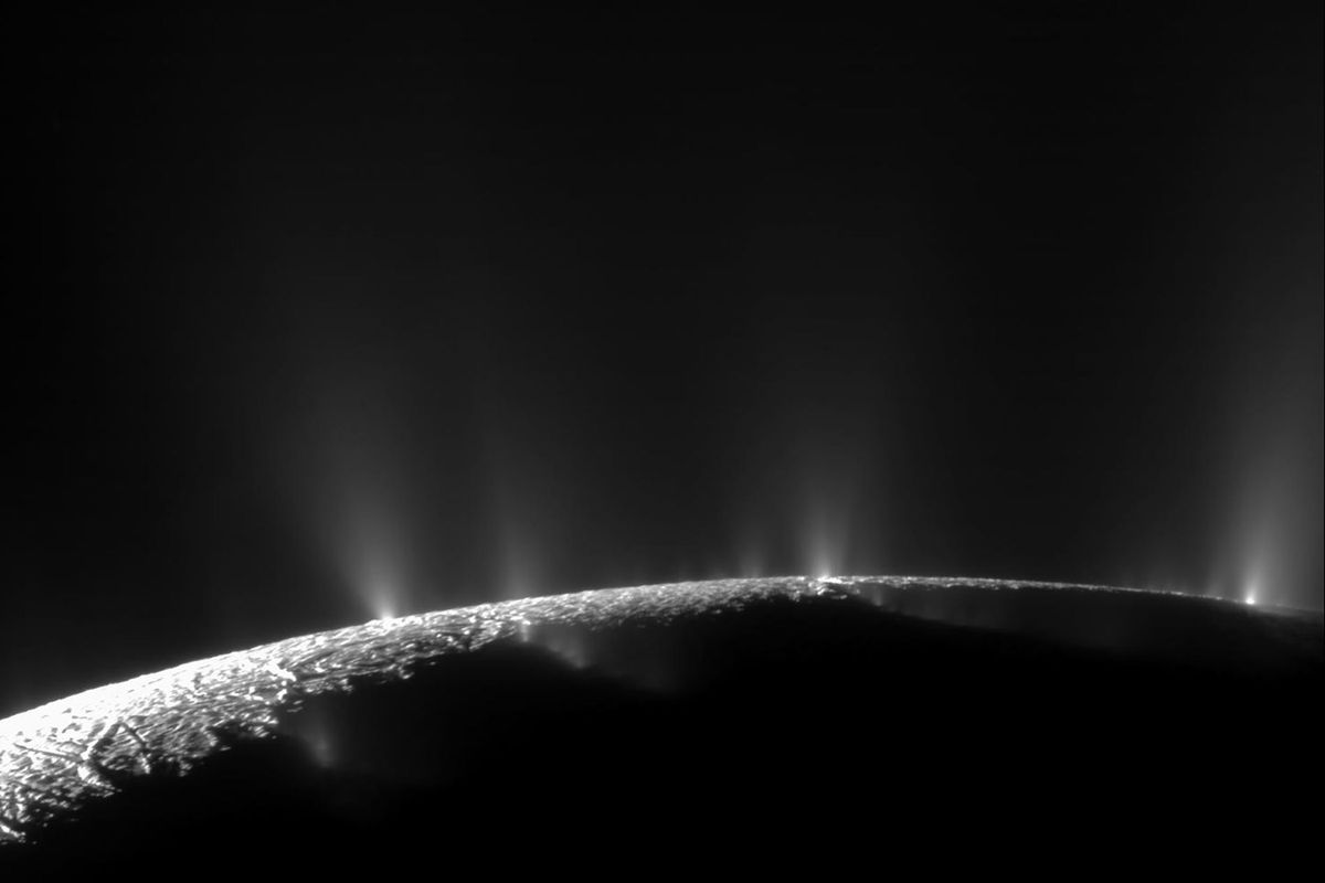 Door dichter bij de gasgeisers te komen heeft de Cassini in de loop der jaren sporen waterdamp zouten silica in de Enceladus gevonden  ingredinten die nodig zijn voor leven op aarde